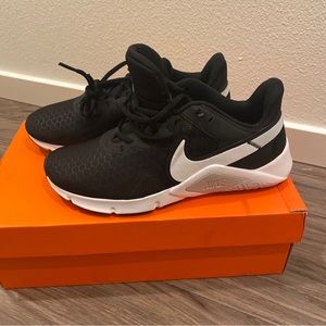 Nike women’s legend essential 2 Sz 7.5